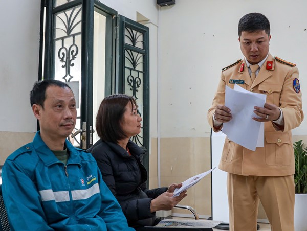 Cảnh sát giao thông tiếp nhận hồ sơ cấp đổi giấy phép lái xe cả ngày thứ 7