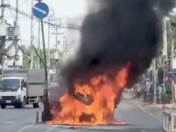 Ô tô bốc cháy dữ dội khi đang lưu thông trên đường