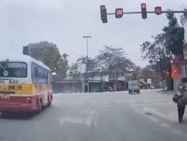 Phạt tài xế xe buýt vượt đèn đỏ từ video người dân gửi CSGT