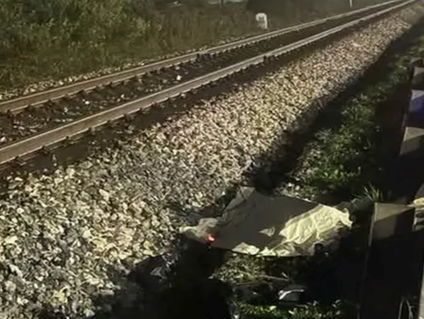 Băng qua đường sắt bằng lối tự mở vào buổi tối, một người đàn ông bị tàu cán tử vong