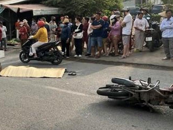 Trượt ngã khi lưu thông, xe máy va vào xe khác khiến 1 người tử vong