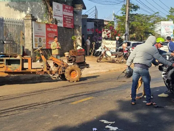 Xe máy va chạm công nông, 1 người bị thương