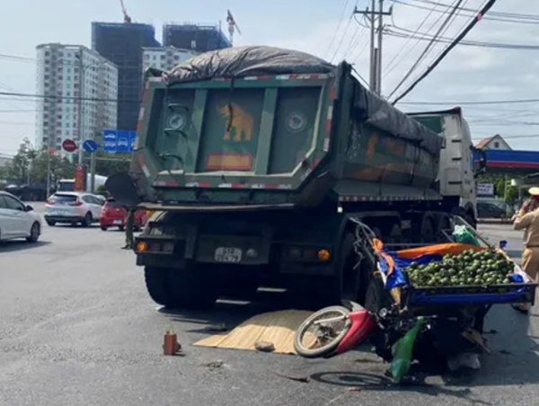 Va chạm xe đầu kéo chuyển hướng, một phụ nữ đi xe lôi tử vong