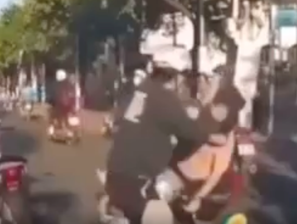 Nam thanh niên đánh người đàn ông tới tấp sau va chạm giao thông