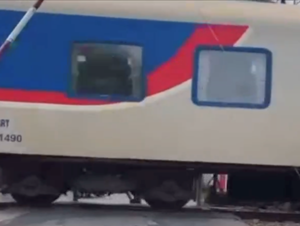 Xác minh clip gác chắn không hạ xuống khi tàu đi qua tại Đồng Nai