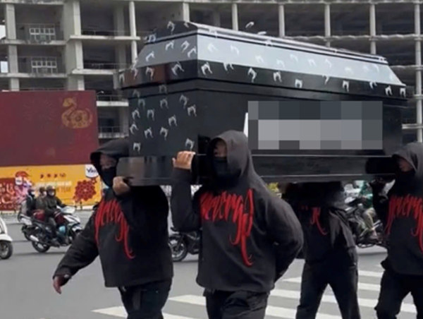 Triệu tập 9 người liên quan vụ khiêng quan tài diễu phố tại TP Hồ Chí Minh