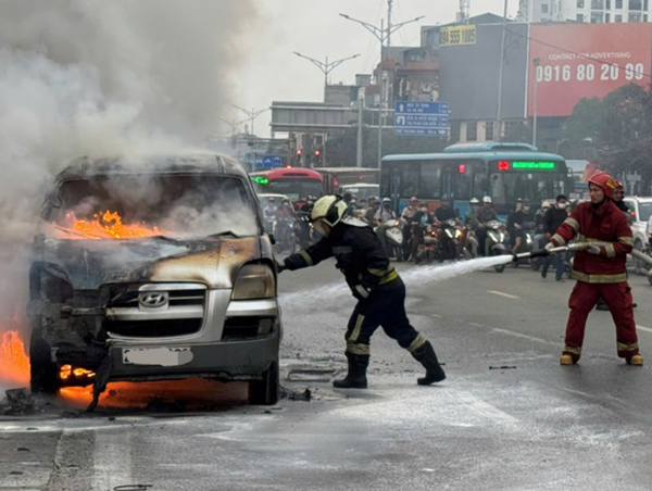 Ô tô bán tải bốc cháy dữ dội trên đường Giải Phóng