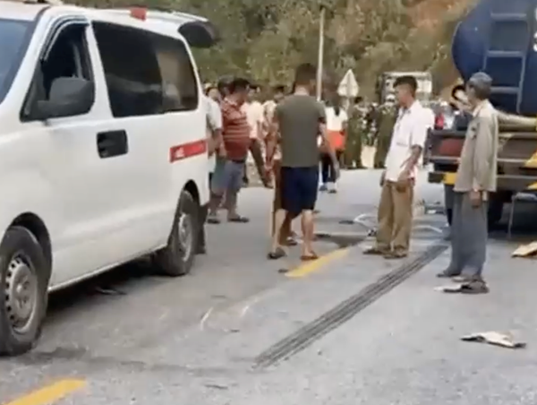 Va chạm với xe bồn chở xăng, 2 thanh niên đi xe máy tử vong tại chỗ