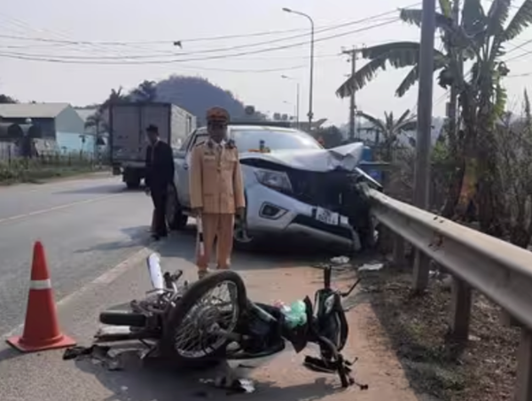 Ô tô va chạm xe máy, 2 người bị thương nặng