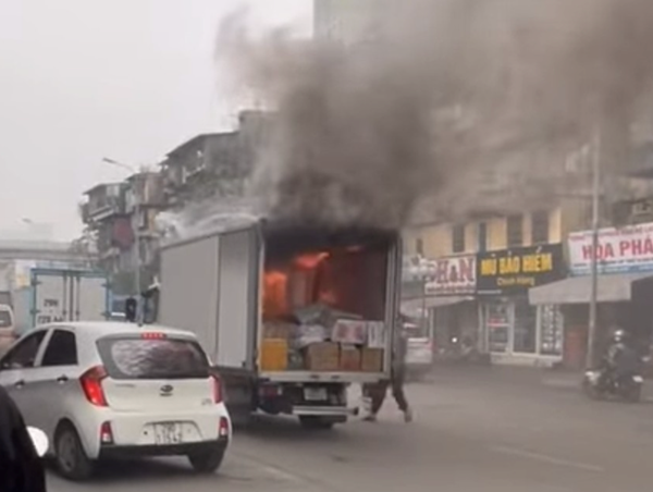 Ô tô tải bất ngờ bốc cháy trên đường Khuất Duy Tiến