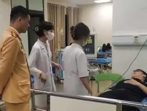 Kịp thời đưa tài xế ô tô bị co quắp khi lưu thông trên cao tốc đi cấp cứu