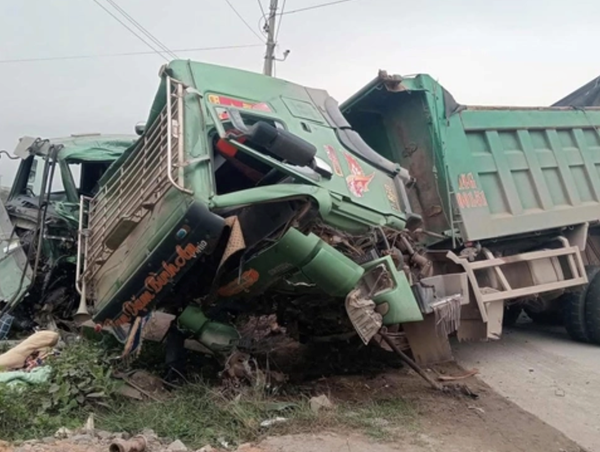 Xe chở vật liệu mất lái lao sang đường đâm trực diện xe tải ngược chiều