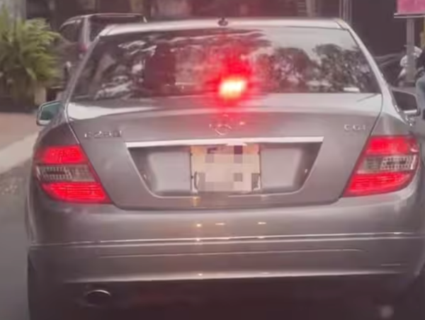 Xác minh ô tô biển trắng bật đèn giống xe ưu tiên