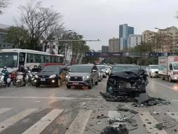 Hà Nội: 2 ô tô biến dạng khi va chạm lúc dừng đèn đỏ