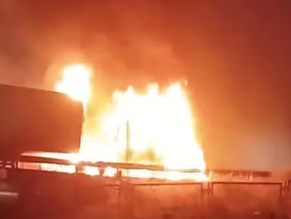 Xe container cháy ngùn ngụt trên cao tốc Đà Nẵng - Quảng Ngãi