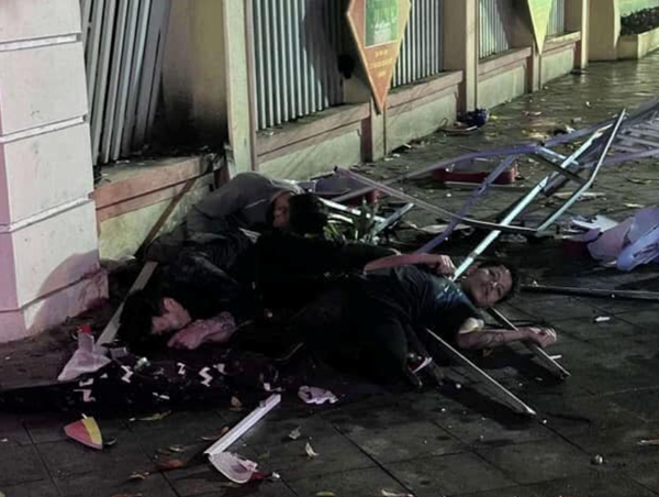 Đi xe máy kẹp 3 tốc độ cao lao vào tường rào, 2 người tử vong