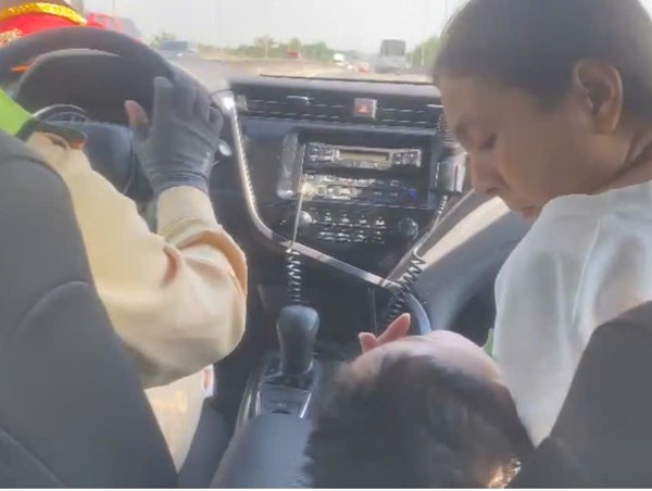 CSGT đưa cháu bé sốt cao, co giật trên xe khách đi cấp cứu kịp thời