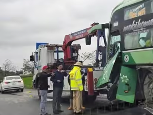 Xe khách va chạm xe máy, hai cha con thương vong