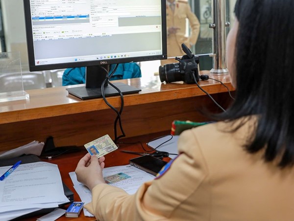 Cục CSGT nhận gần 37.000 hồ sơ giấy phép lái xe sau 7 ngày nhận nhiệm vụ