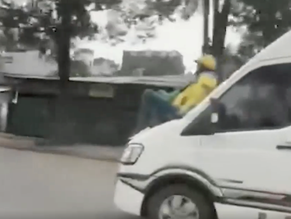 Xác minh clip ô tô limousine chạy băng băng trên đường chở theo 1 người trên nắp ca-pô