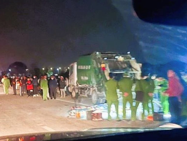 Tông vào đuôi xe chở rác đang dừng đỗ, hai người đi xe máy tử vong