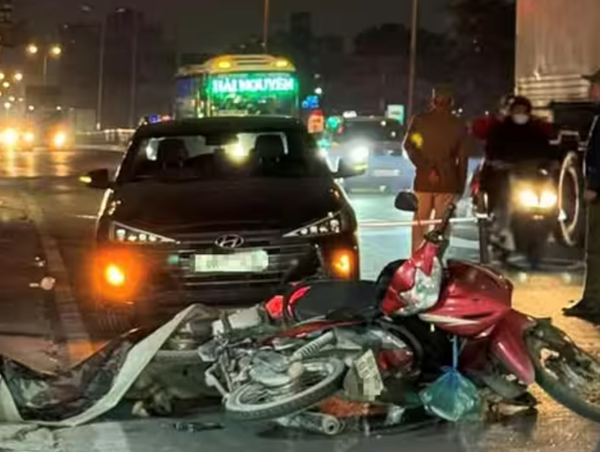 Hai xe máy đâm nhau, một người văng lên vỉa hè tử vong