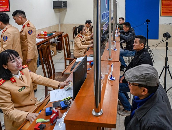 Hà Nội: một tuần tiếp nhận 8.000 hồ sơ cấp, đổi giấy phép lái xe