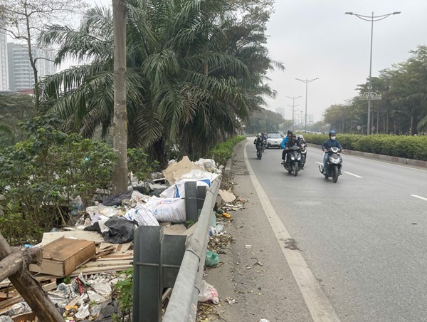 Hà Nội: Rác thải tràn taluy âm đường Vành đai 2
