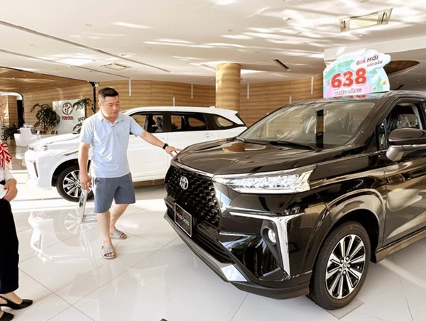 Cung vượt cầu, các hãng xe ô tô đồng loạt giảm giá