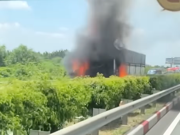 Cháy xe tải trên cao tốc TP Hồ Chí Minh - Long Thành - Dầu Giây