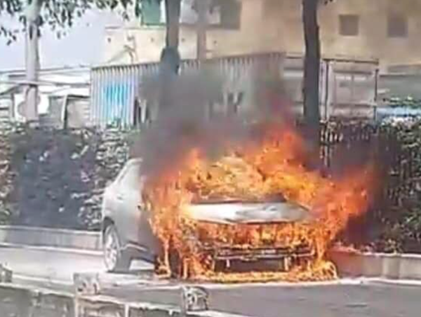 Ô tô 5 chỗ bốc cháy ngùn ngụt trên đường phố