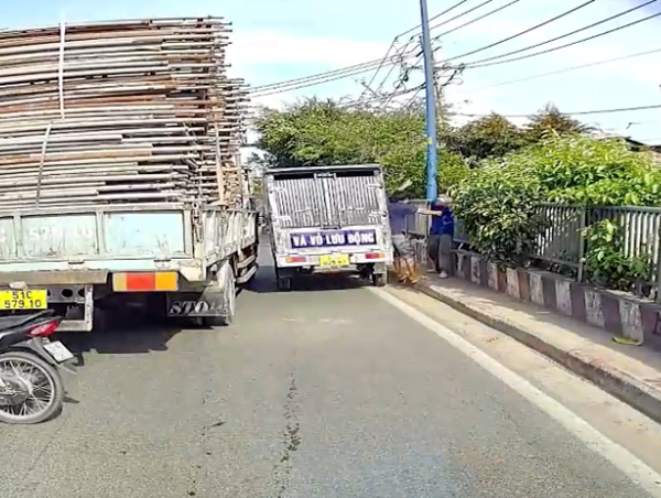 Xác minh 2 tài xế xe tải đánh nhau trên cầu ở TP Hồ Chí Minh