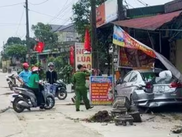 Va chạm xe đầu kéo, xe con lao lên vỉa hè húc đổ mái hiên nhà dân