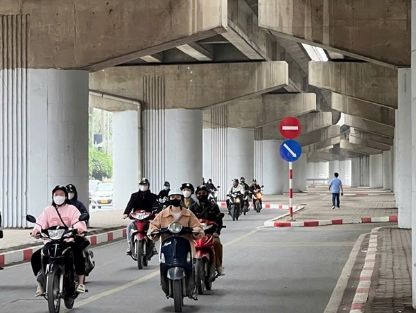 Điều chỉnh giao thông cho xe máy tại nút giao Nghiêm Xuân Yêm - Nguyễn Hữu Thọ - Hoàng Liệt