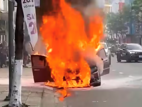 Xe con bốc cháy dữ dội trên đường phố Đà Nẵng