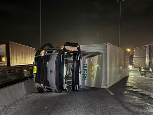 Xe tải tông dải phân cách, lật nhào trên quốc lộ 1 qua Bình Dương