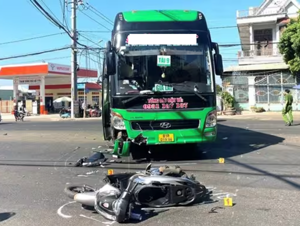 Xe khách va chạm xe máy, một phụ nữ bị thương nặng