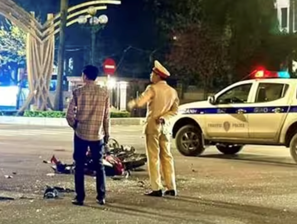 Xe máy vượt đèn đỏ tông biến dạng cửa phụ ô tô, 3 thanh niên bị thương nặng