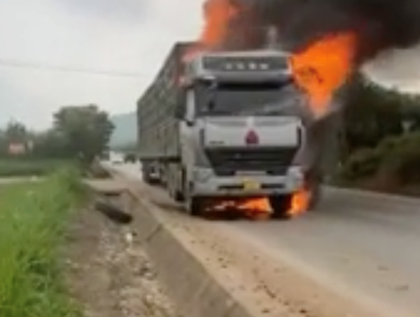 Xe tải bốc cháy dữ dội trên đường Hồ Chí Minh