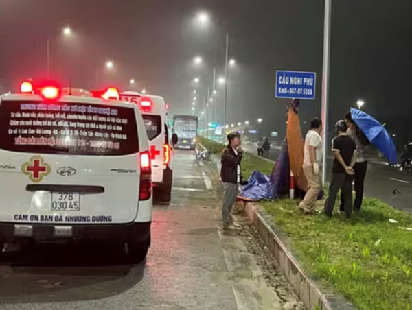 Tự gây tai nạn, người đàn ông đi xe máy văng lên dải phân cách tử vong