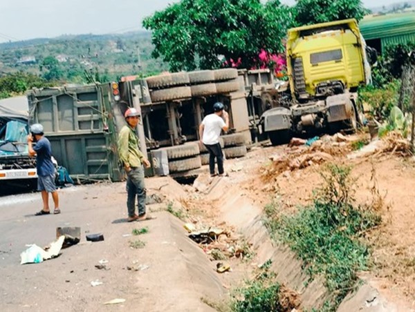 Tai nạn liên hoàn 4 ô tô, một tài xế tử vong trong cabin