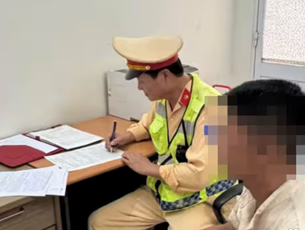 Phạt tài xế vừa dùng điện thoại vừa lái xe trên cao tốc