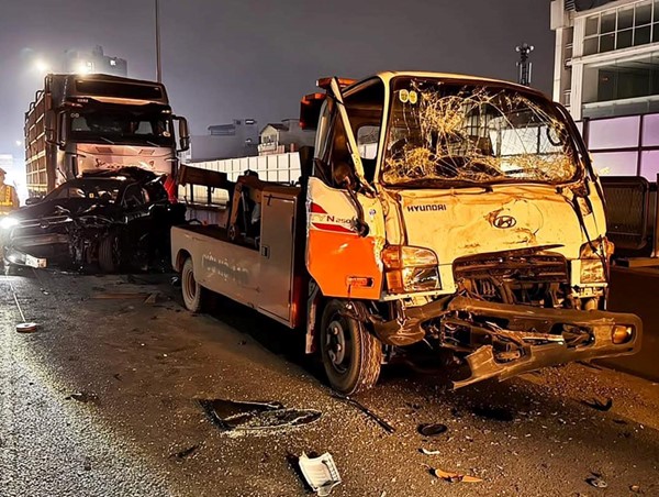 4 ô tô đâm liên hoàn lúc rạng sáng trên đường Vành đai 3 trên cao