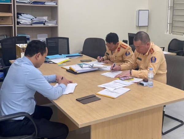 Sử dụng biển số giả, chuyển làn không tín hiệu, tài xế và chủ xe bị phạt hơn 50 triệu