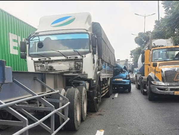 4 ô tô va chạm liên hoàn, tài xế kẹt trong cabin