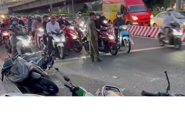 Xe sang đâm 10 xe máy tại ngã tư, nhiều người bị thương