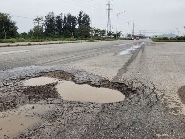 Nghệ An: Mặt đường quốc lộ 7C hư hỏng cần sớm được sửa chữa
