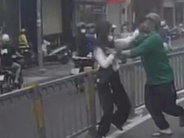 Triệu tập nữ tài xế và người giao hàng đánh nhau trên đường