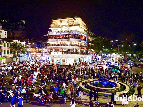 Phớt lờ xử phạt, người dân dừng đỗ xe chụp ảnh toà nhà "Hàm cá mập"