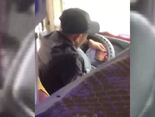 Xác minh tài xế xe khách vừa lái xe vừa chơi điện thoại